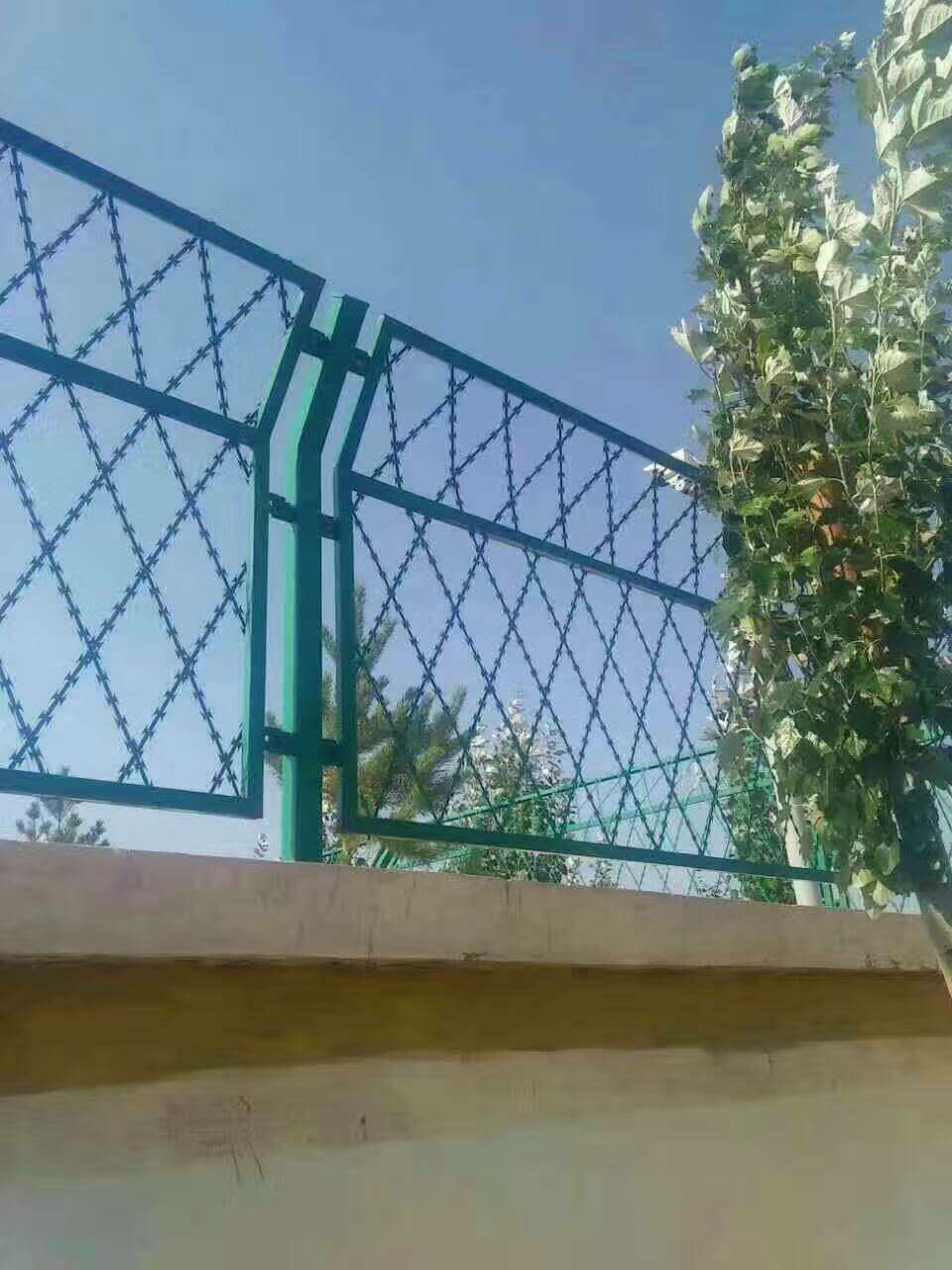 監獄護欄網上必須添加刀片刺繩的原因?